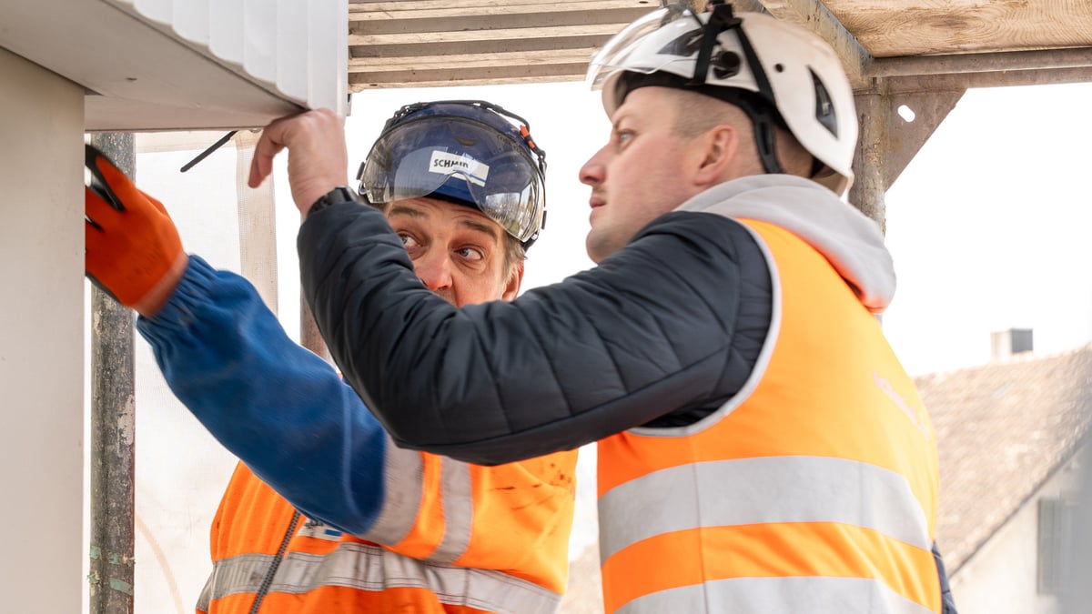 Fassadenbauer bei der Arbeit auf der Baustelle