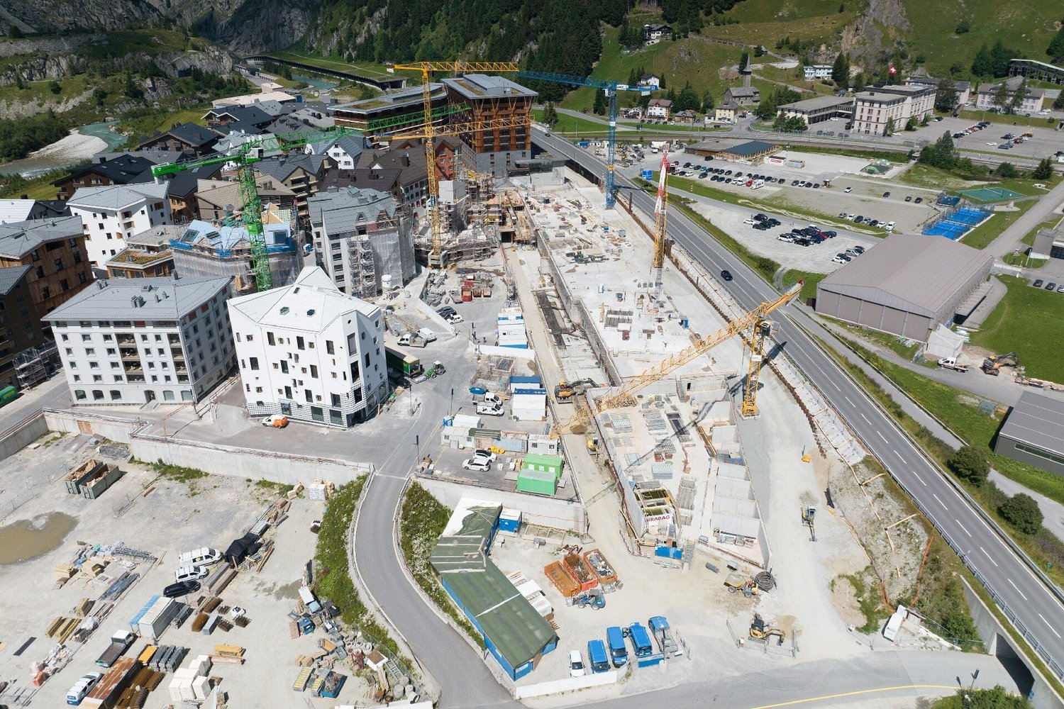 Luftaufnahme von der Baustelle Los4 in Andermatt