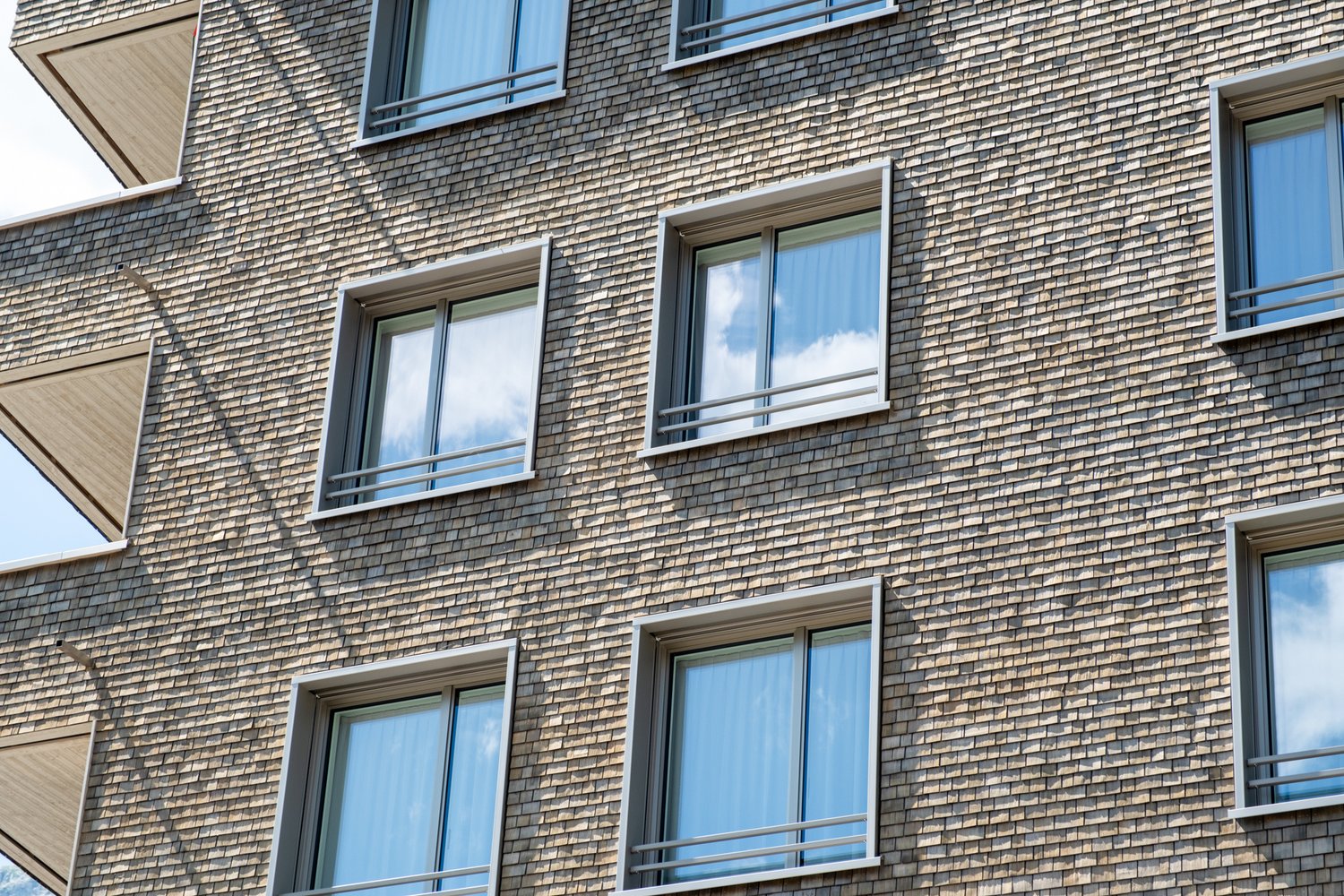 Hinterlüftete Holzfassade vom Apartmenthaus Yara in Andermatt