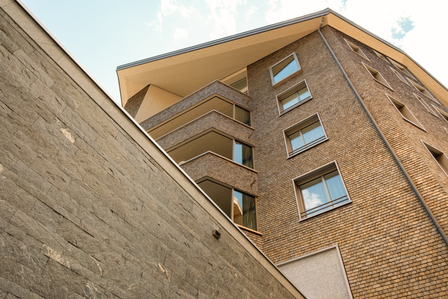 Hinterlüftete Holzfassade vom Apartmenthaus Yara in Andermatt