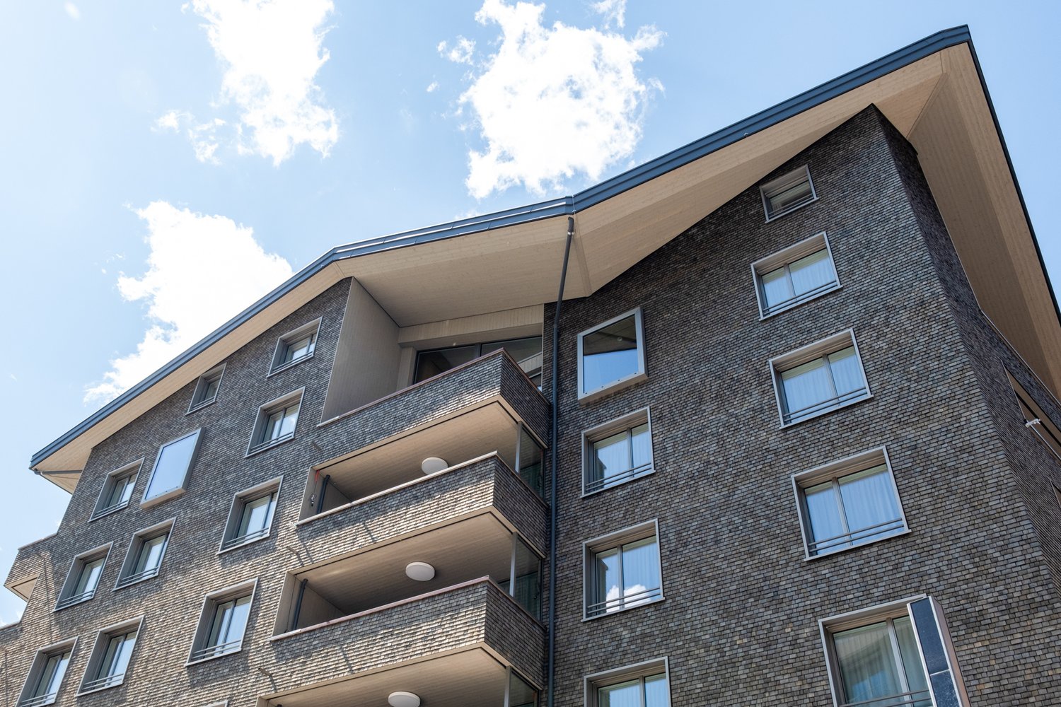 Hinterlüftete Holzfassade vom Apartmenthaus Yara in Andermatt