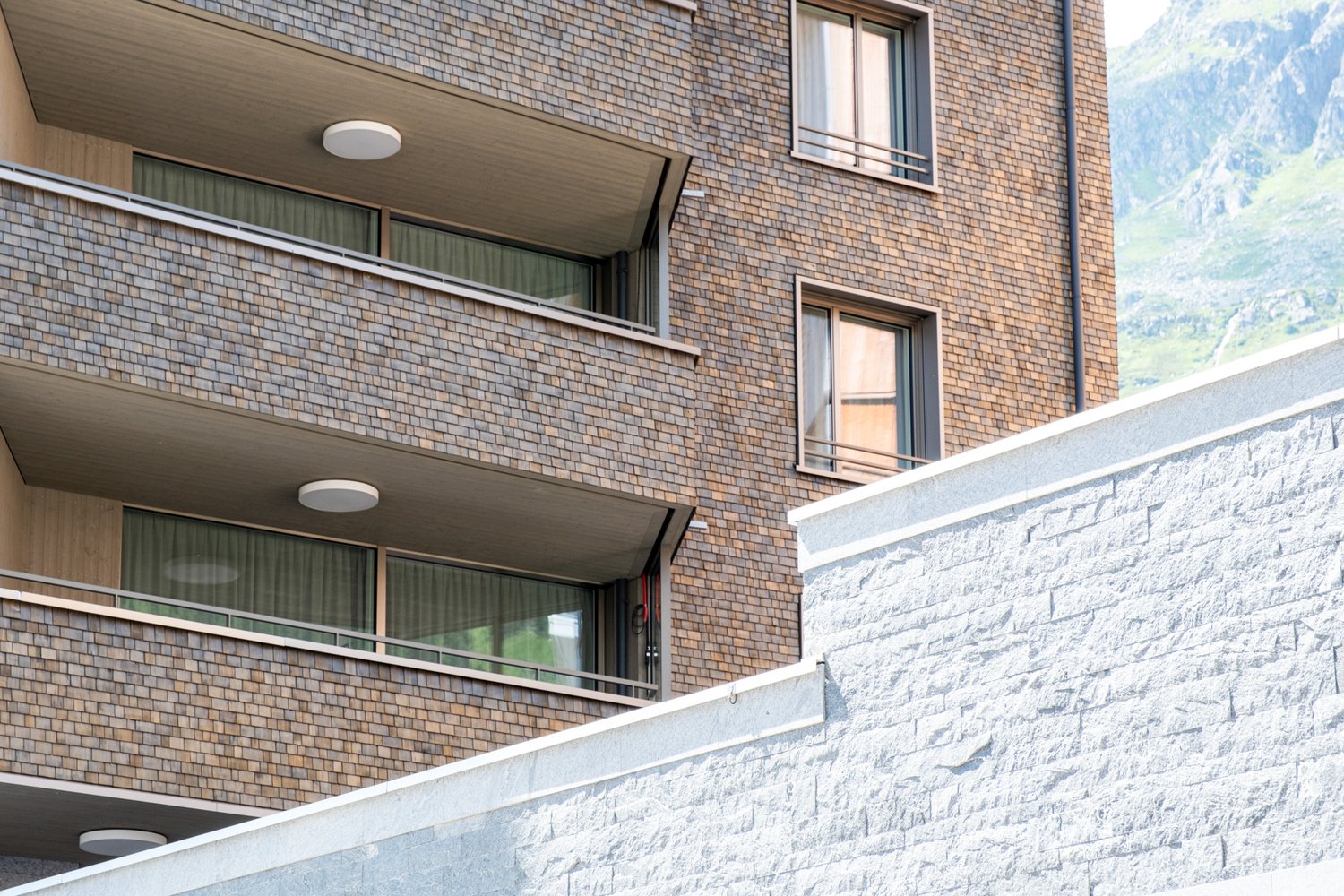 Hinterlüftete Holzfassade vom Apartmenthaus Yara in Andermatt