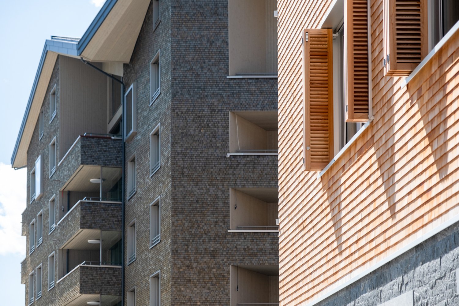 Hinterlüftete Holzfassade vom Apartmenthaus Yara in Andermatt