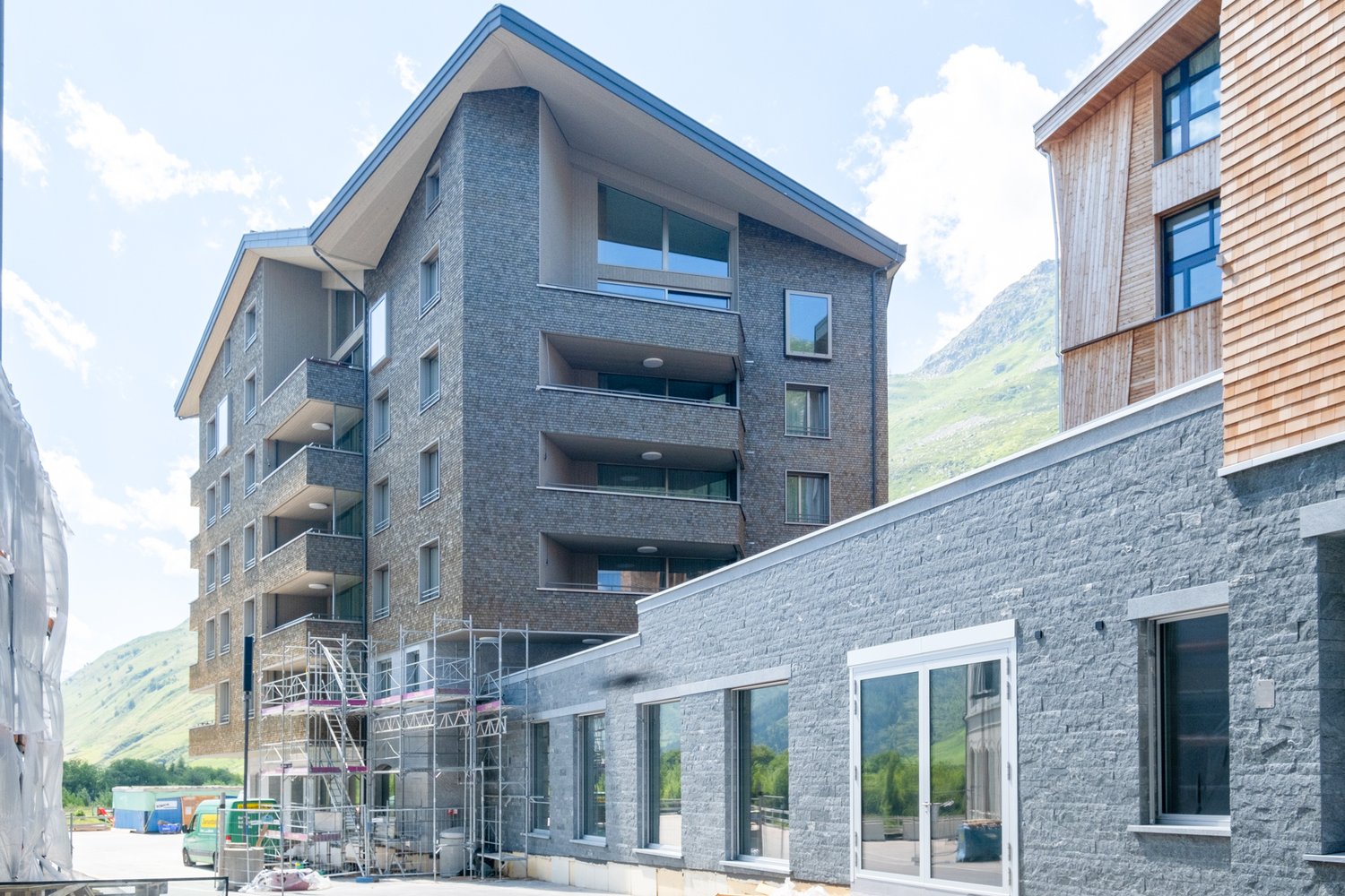 Hinterlüftete Holzfassade vom Apartmenthaus Yara in Andermatt