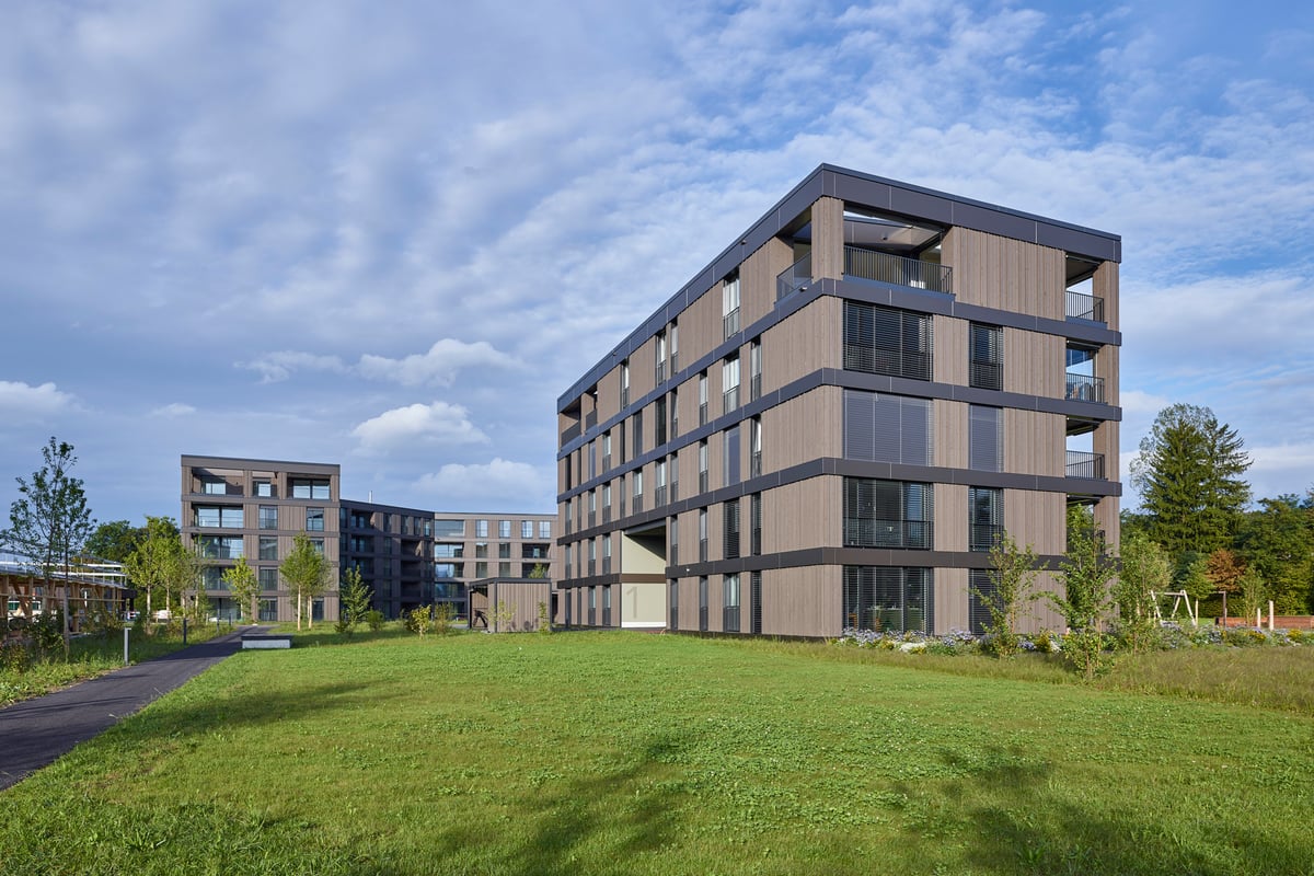 Ansicht der hinterlüfteten Holzfassade der Überbauung Grünmatt in Emmen