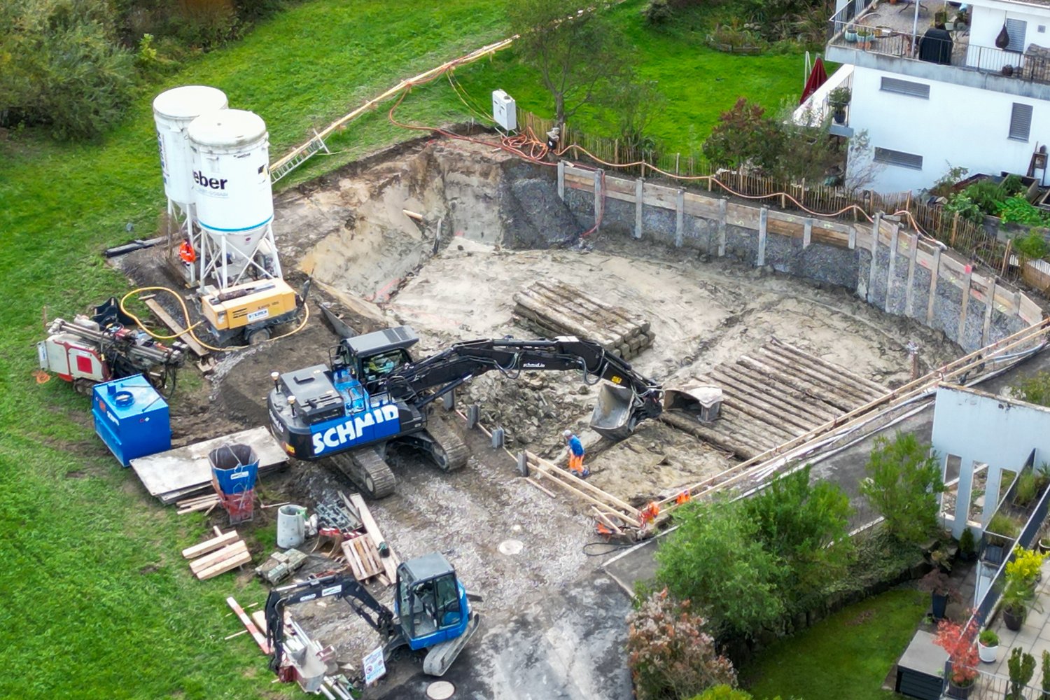 Baugrube des Neubaus der 2 EFH in Hünenberg