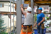 Bauarbeiter bei der Erstellung der neuen Balkon