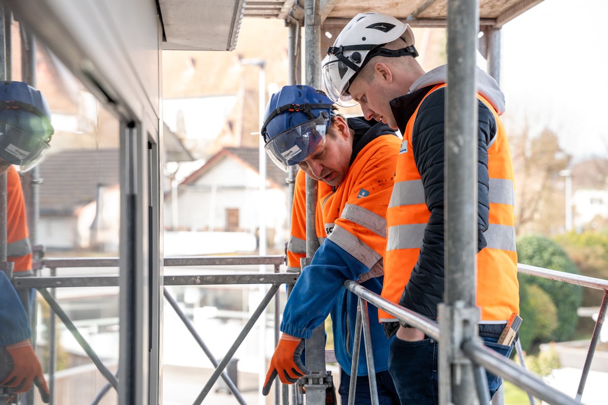 Fassadenbauer bei der Arbeit