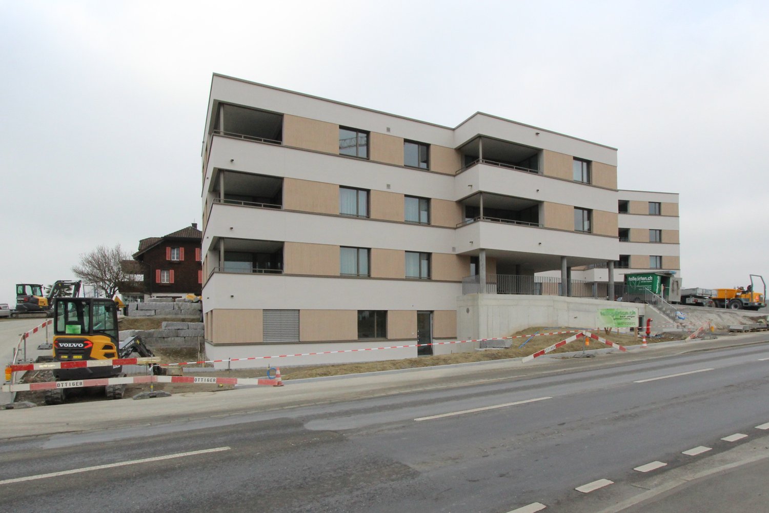 Fassade der neuen Überbauung Sandblatte in Rain