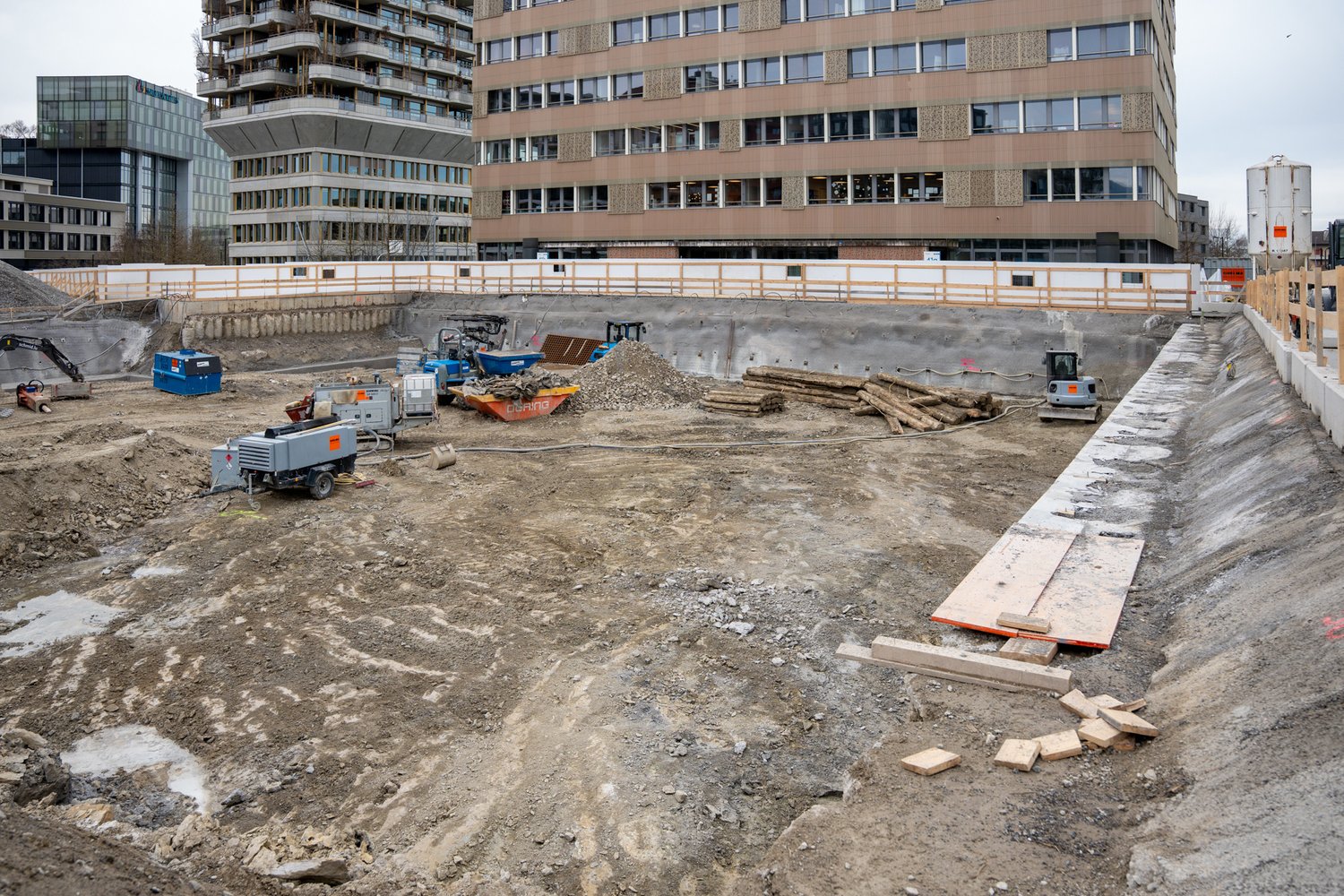 Tiefbauarbeiten beim Neubau Suurstoffi S43/S45 in Rotkreuz