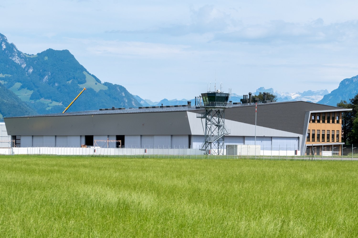 Neue Halle auf dem Flugplatz in Stans