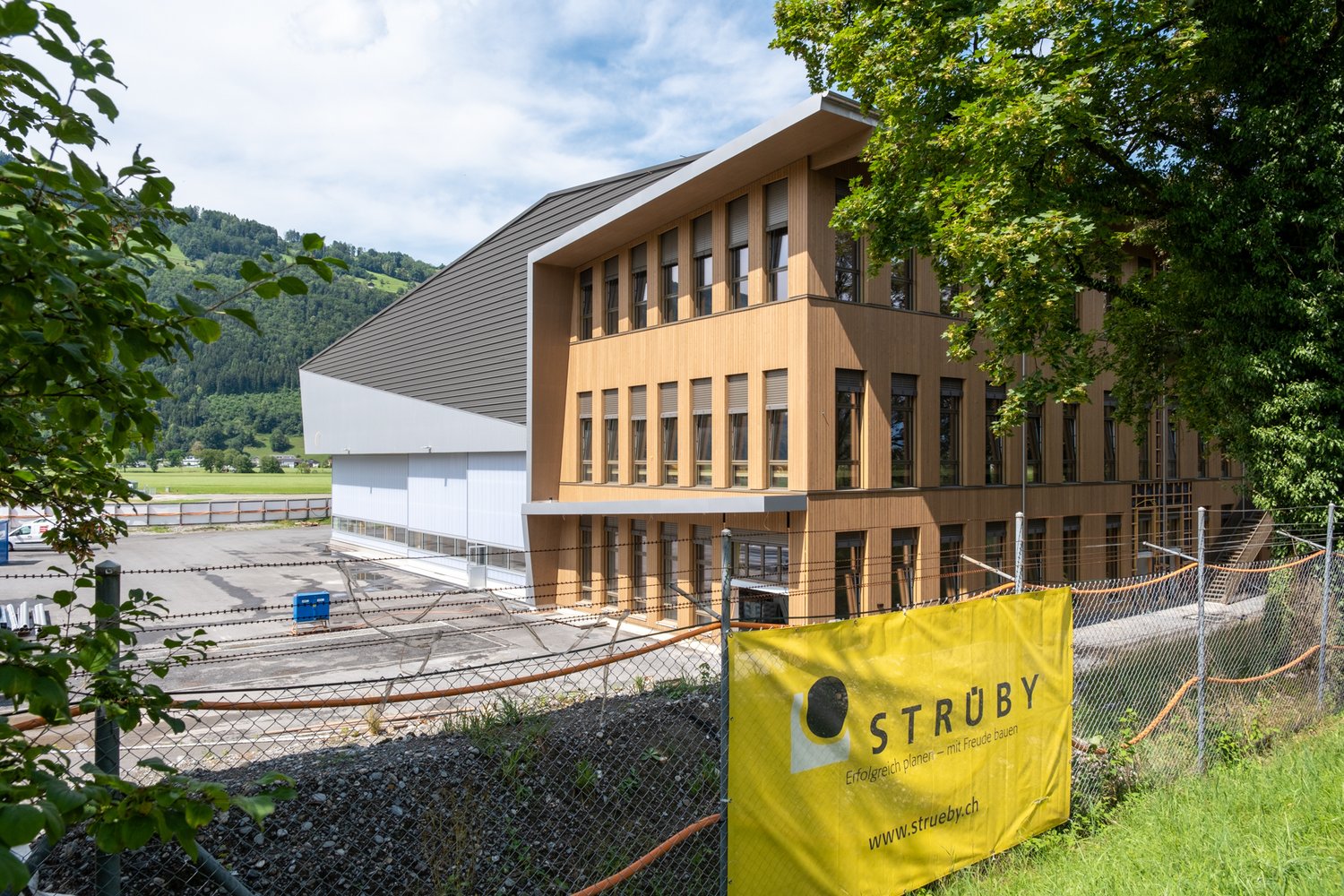 Fassade der neuen Halle in Stans